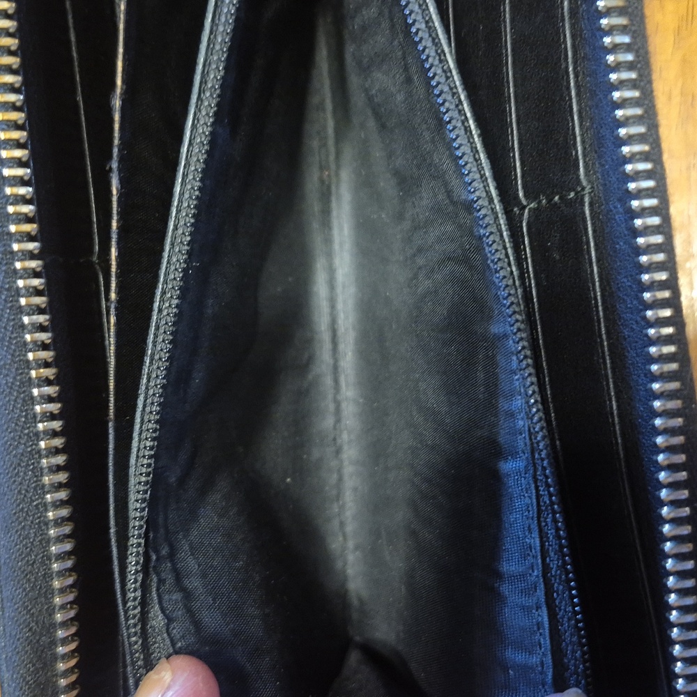 Gucci Black Embossed Wallet - Picture 10 of 11